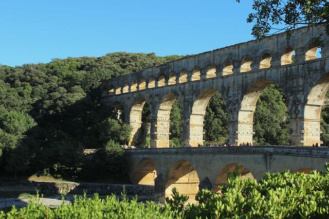 Où passe l'eau sur le pont du Gard ?
