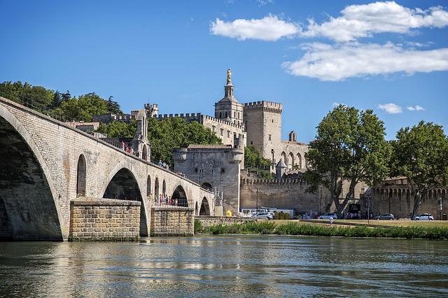 village autour Vers-Pont-du-Gard