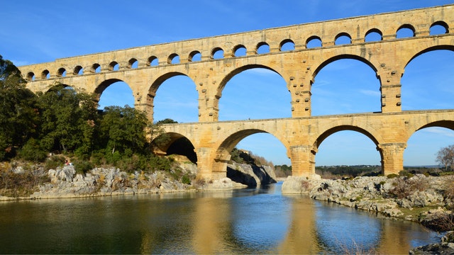 Pourquoi le pont du Gard a t il été construit ?