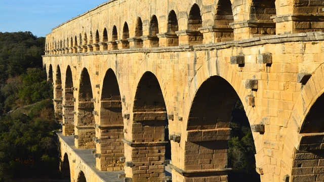 Pourquoi le pont du Gard a t il été construit ?