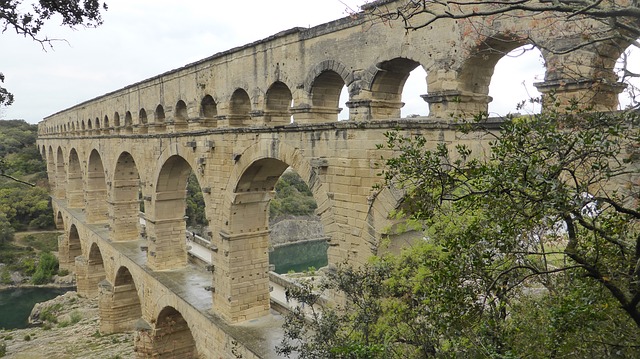 Pourquoi le pont du Gard a t il été construit ?